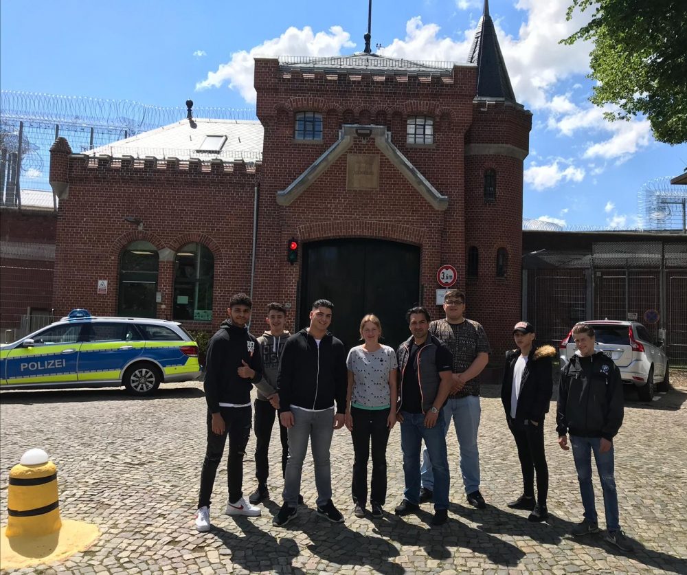 Die teilnehmenden Schüler der BBS Winsen vor der Justizvollzugsanstalt Fuhlsbüttel in Hamburg