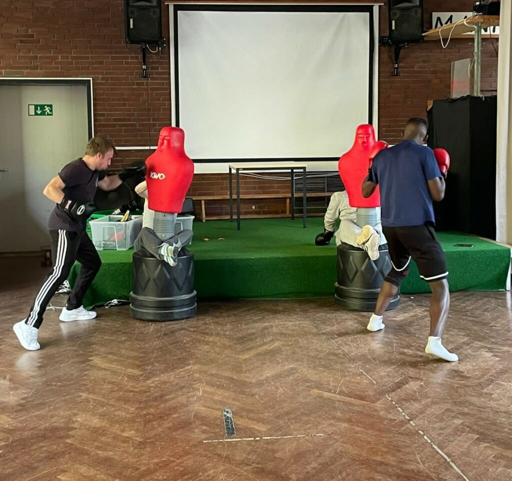 Jugendliche aus dem Schülerparadies Hamburg während des Boxtrainings